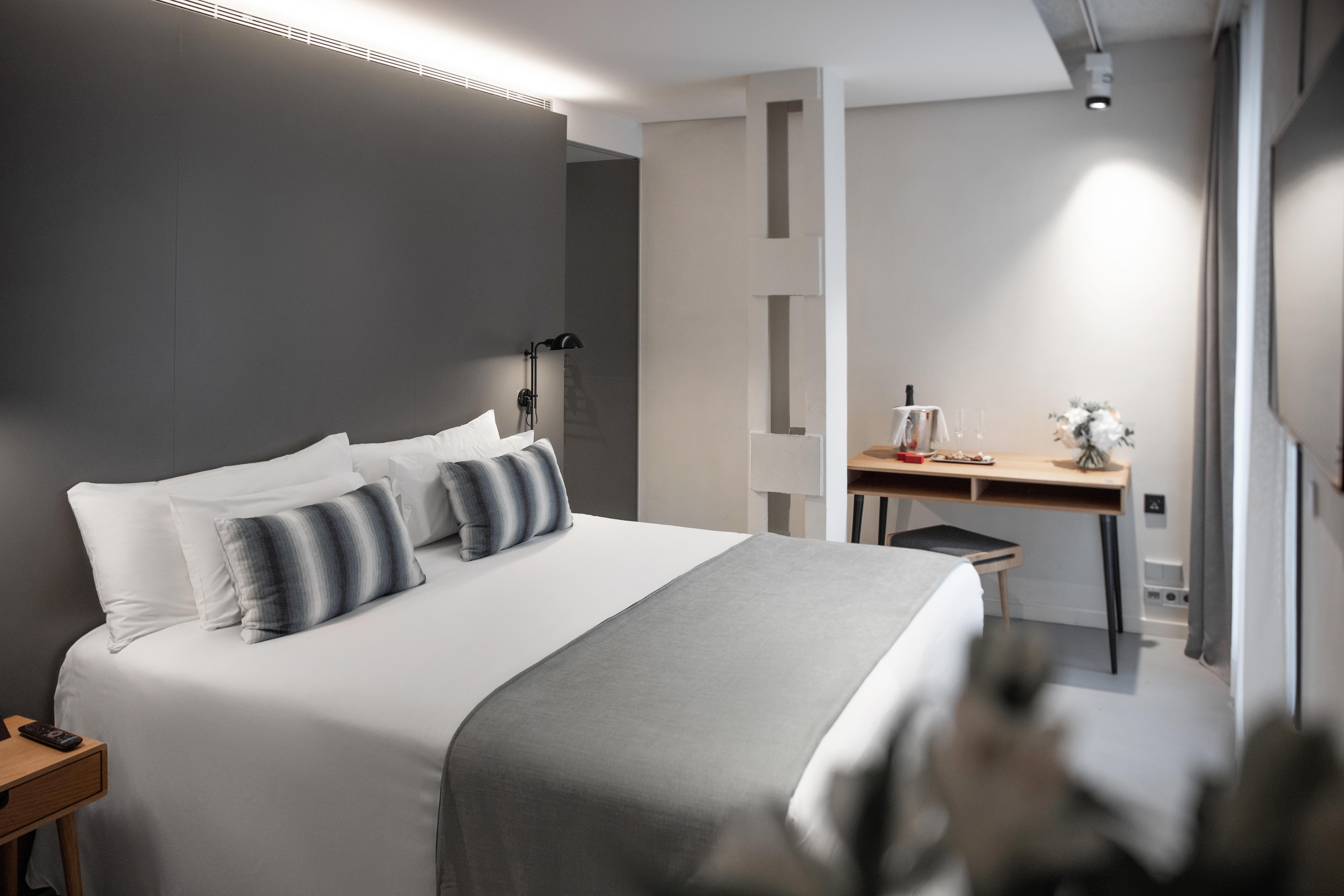 Ohla Eixample Hotel Барселона Екстериор снимка A bedroom at the hotel