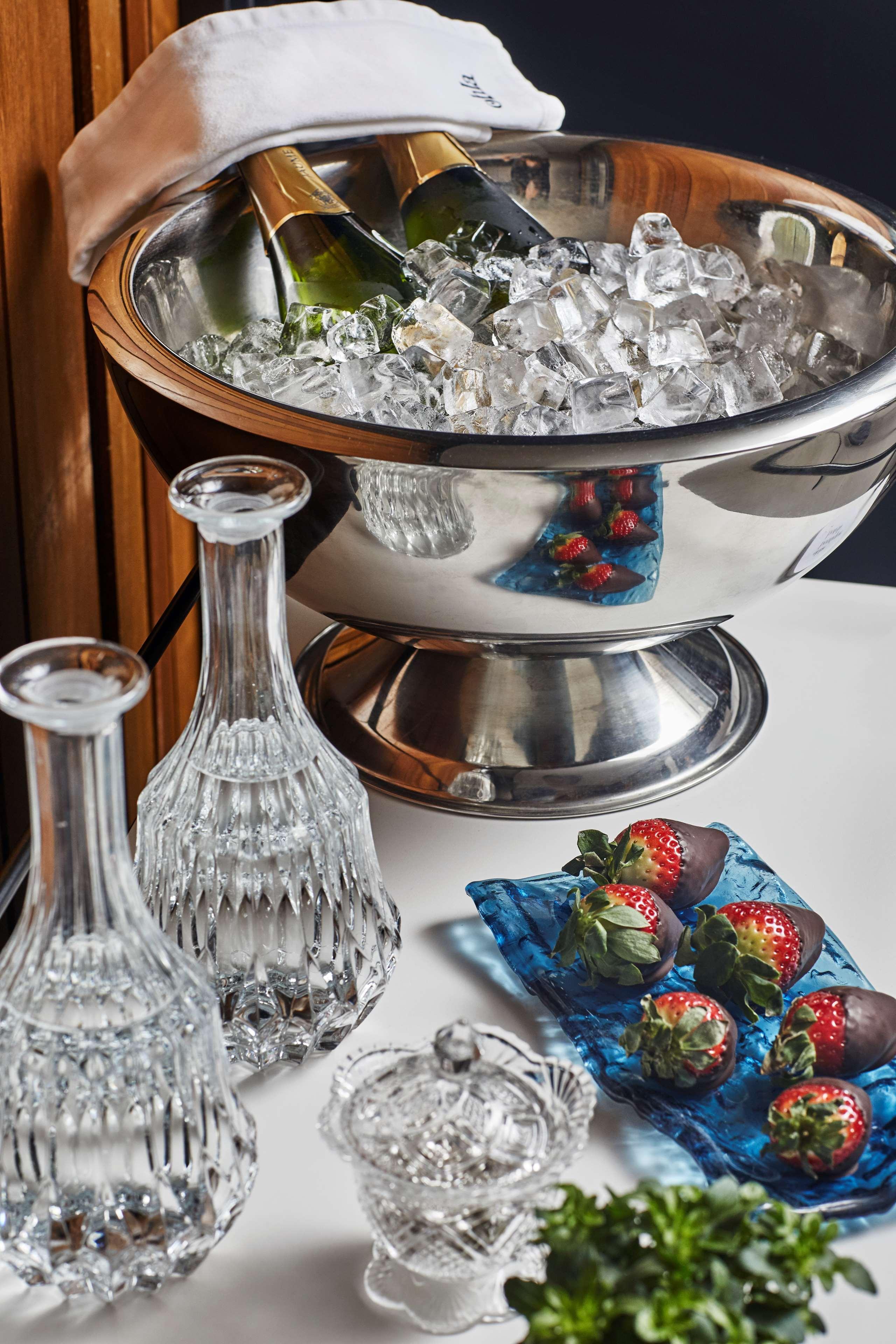 Ohla Eixample Hotel Барселона Екстериор снимка A punch bowl