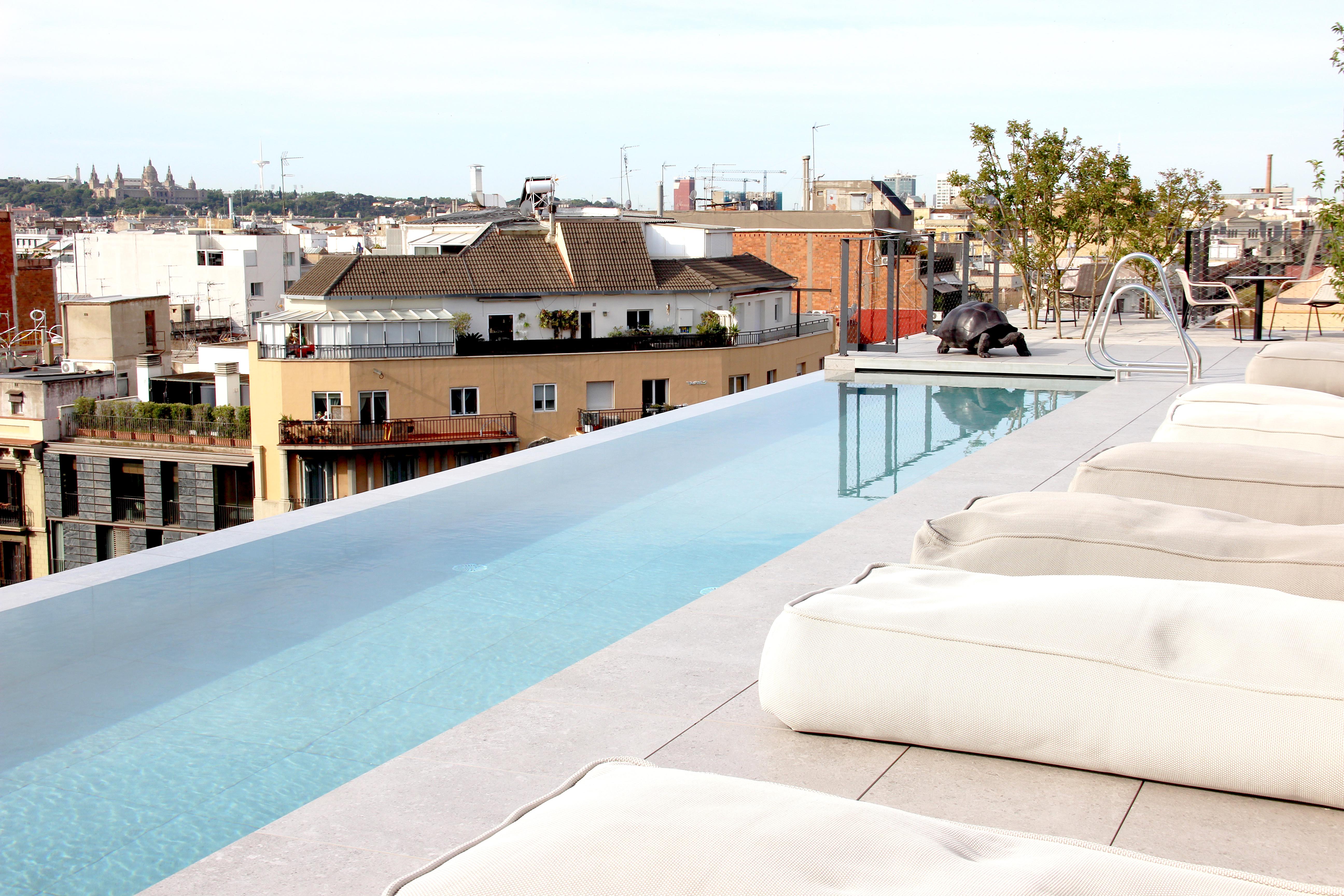 Ohla Eixample Hotel Барселона Екстериор снимка Rooftop pool at the Hotel W Barcelona